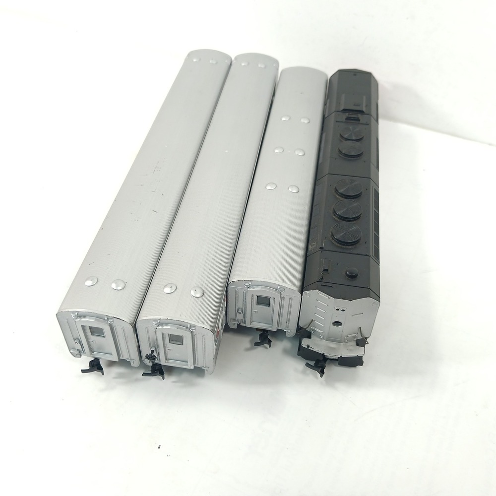 Amtrak HO Scale Model Train Set Locomotive 503 and 3 Passenger Cars Silver - Picture 13 of 16